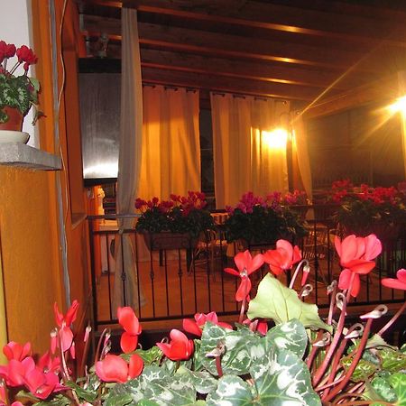 Montagne Rocciose Bed & Breakfast Frascineto Exterior photo