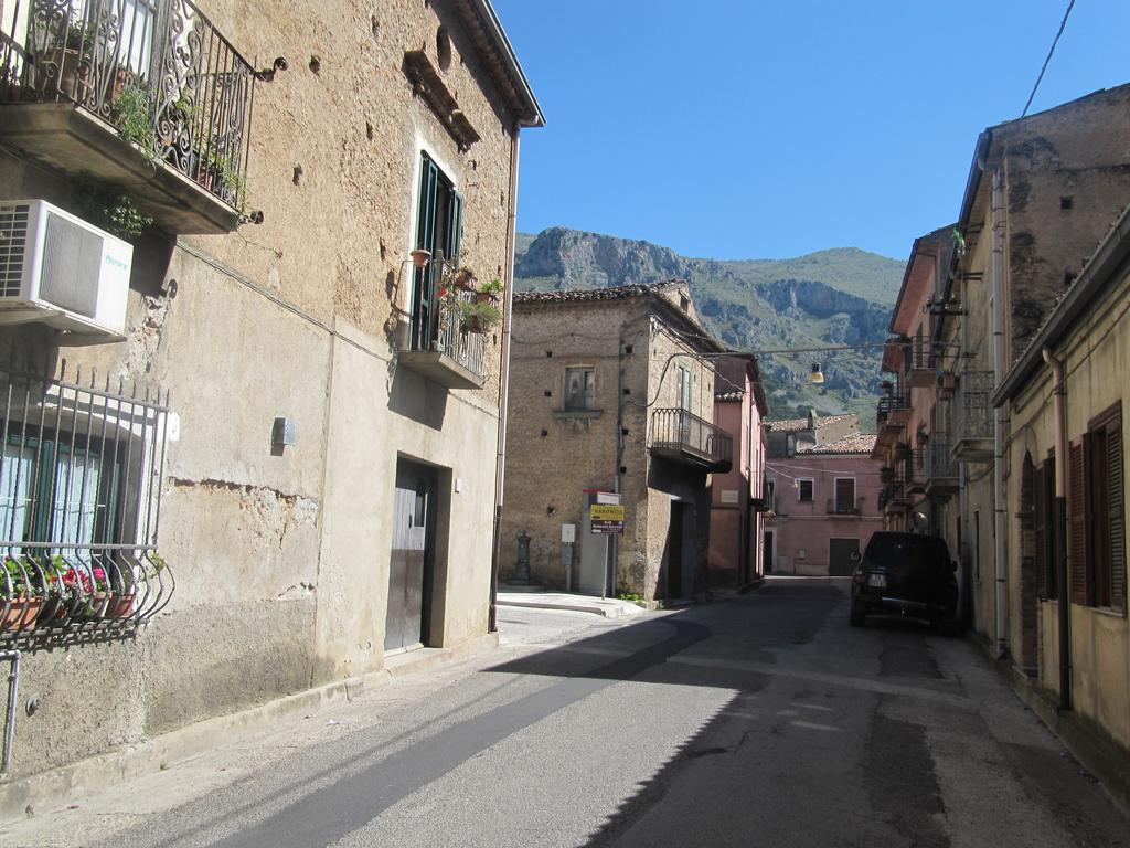 Montagne Rocciose Bed & Breakfast Frascineto Exterior photo