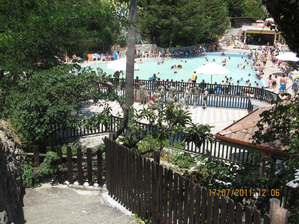 Montagne Rocciose Bed & Breakfast Frascineto Exterior photo